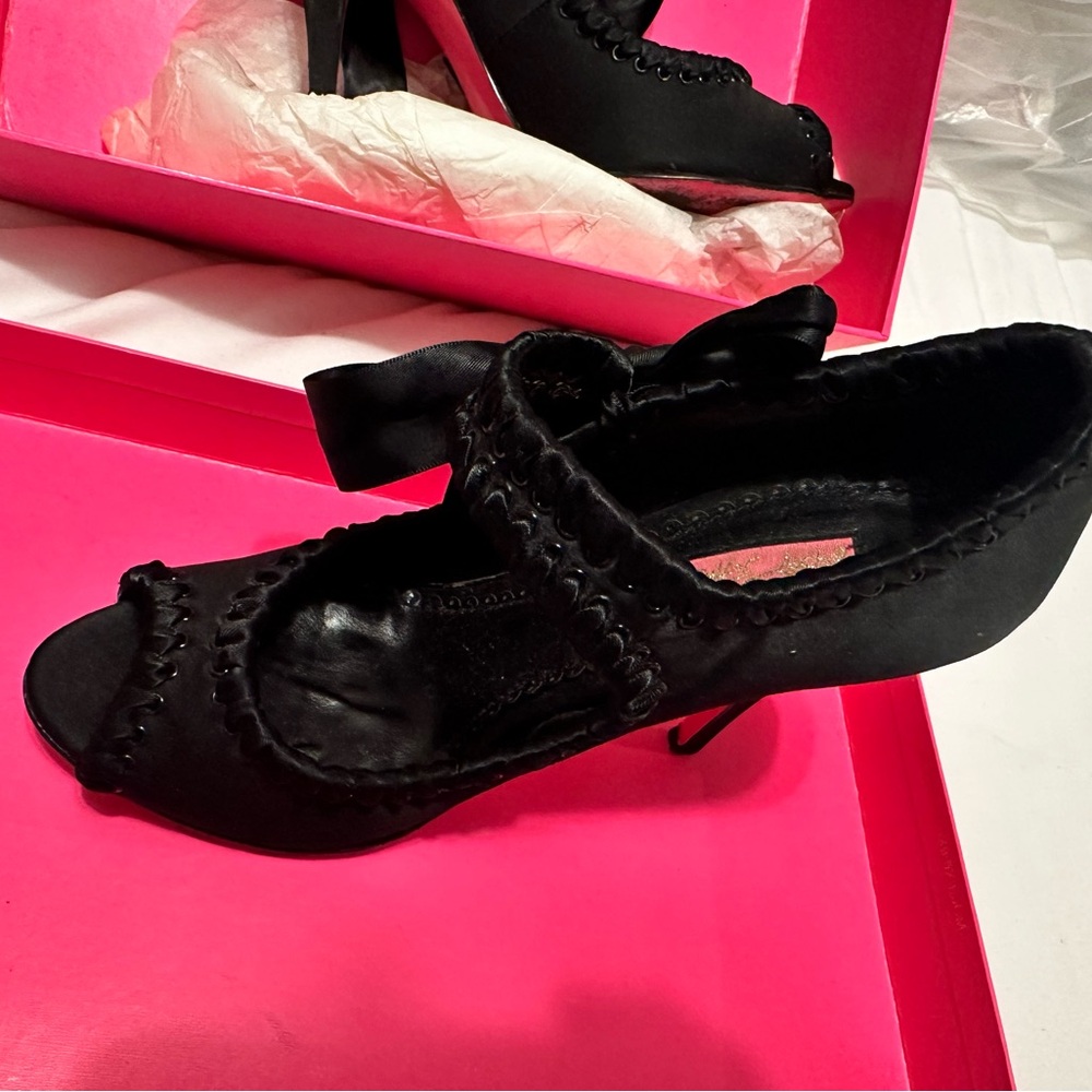 Held for jm336 - Elegant Betsy Johnson Black Satin Women's Heels - sz 7.5 - Picture 4 of 15